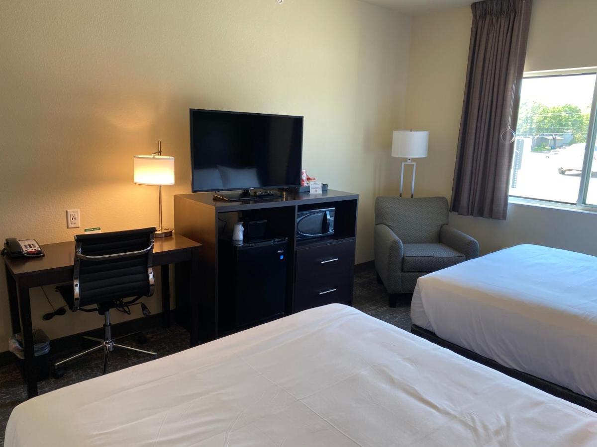 Cobblestone Inn & Suites - Forest City Екстериор снимка