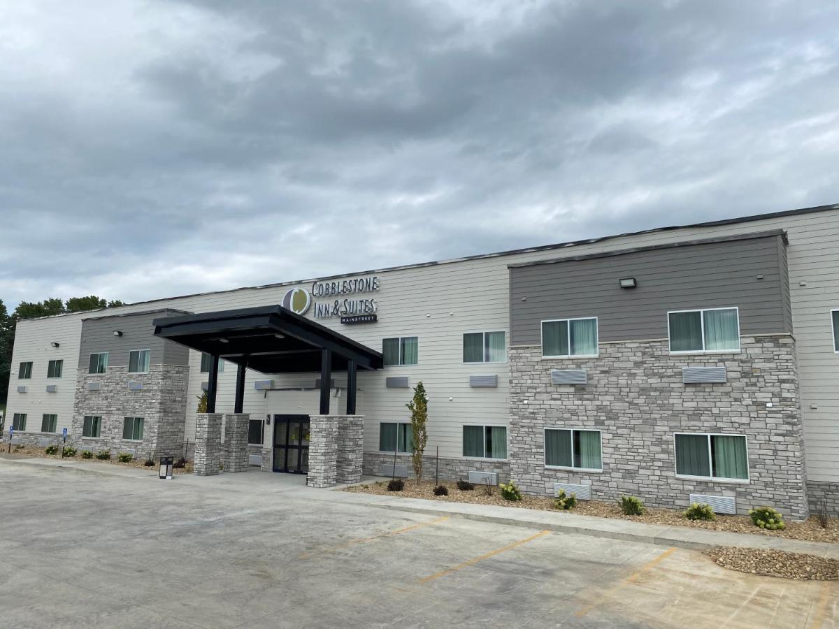 Cobblestone Inn & Suites - Forest City Екстериор снимка