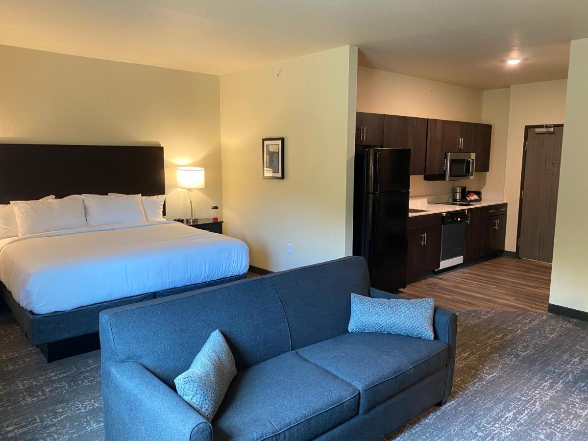 Cobblestone Inn & Suites - Forest City Екстериор снимка