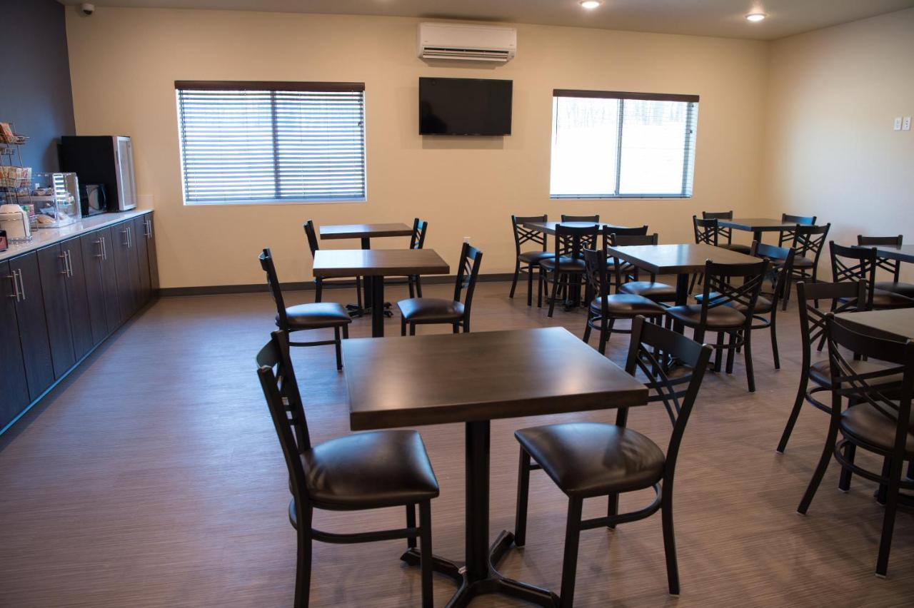 Cobblestone Inn & Suites - Forest City Екстериор снимка